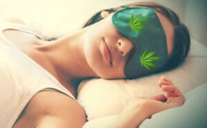 Femme-qui-dort-avec-un-bandeau-cannabis